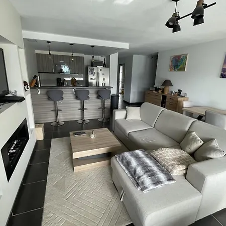 Beautiful Spacious With Mountain View 아파트 안시